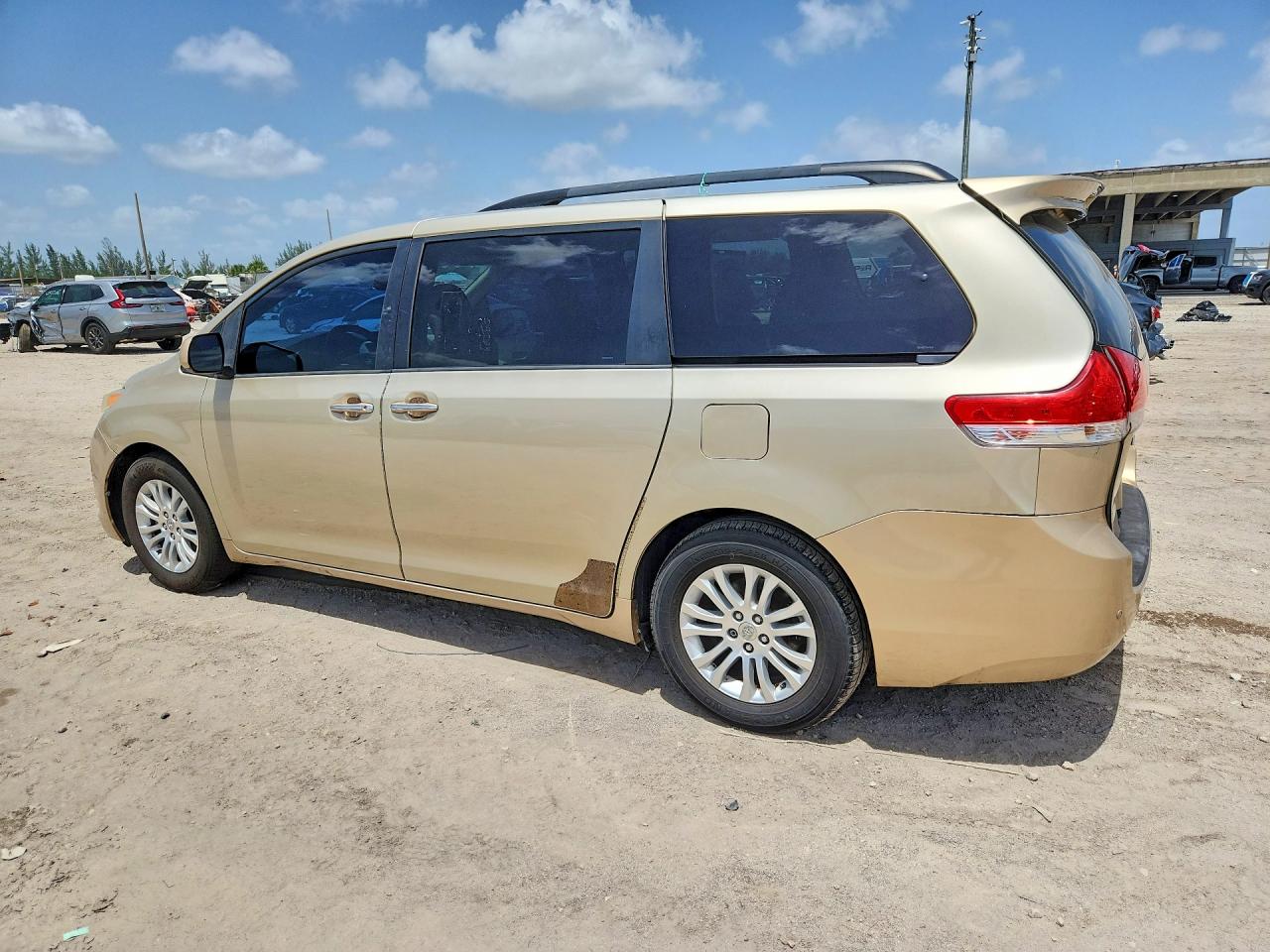 2014 Toyota Sienna Xle 8-passenger Beige vin: 5TDYK3DC7ES456102