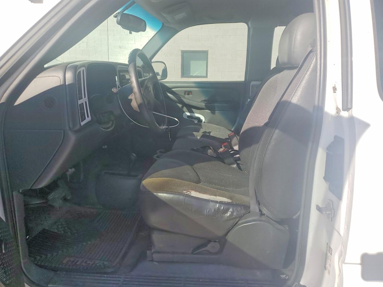 2005 Chevrolet Silverado K1500 White vin: 1GCEK19V95E175670