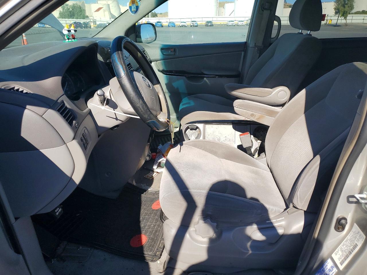 2004 Toyota Sienna Le 8 Passenger Silver vin: 5TDZA23C74S057918