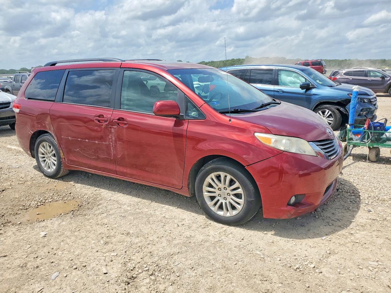 2011 Toyota Sienna Xle 8-passenger Red vin: 5TDYK3DCXBS127910