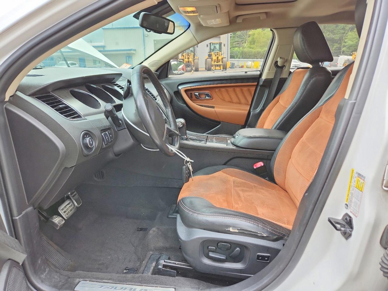 2010 Ford Taurus Sho White vin: 1FAHP2KT9AG117365