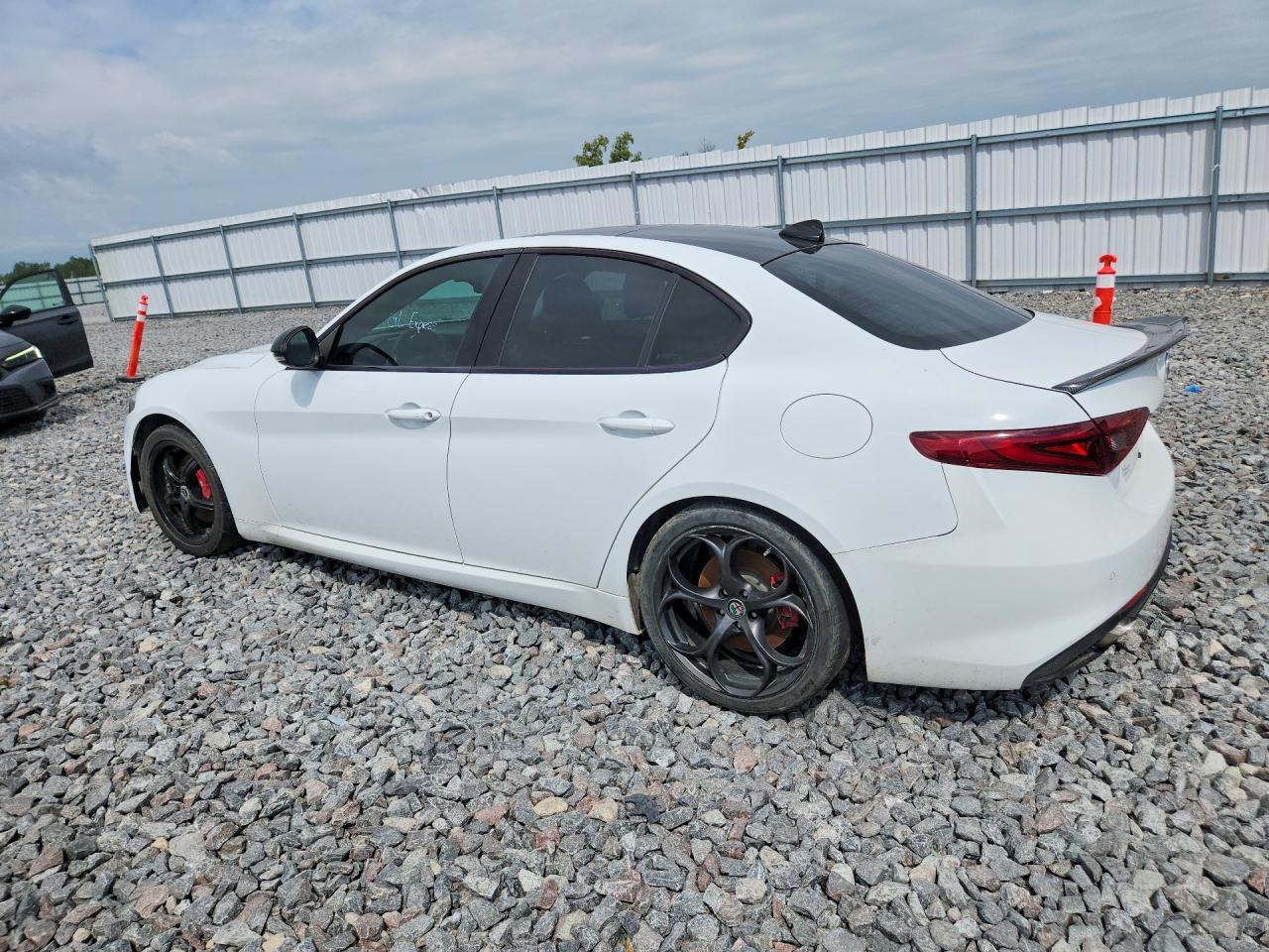 2017 Alfa Romeo Giulia Ti White vin: ZARFAECN7H7554866