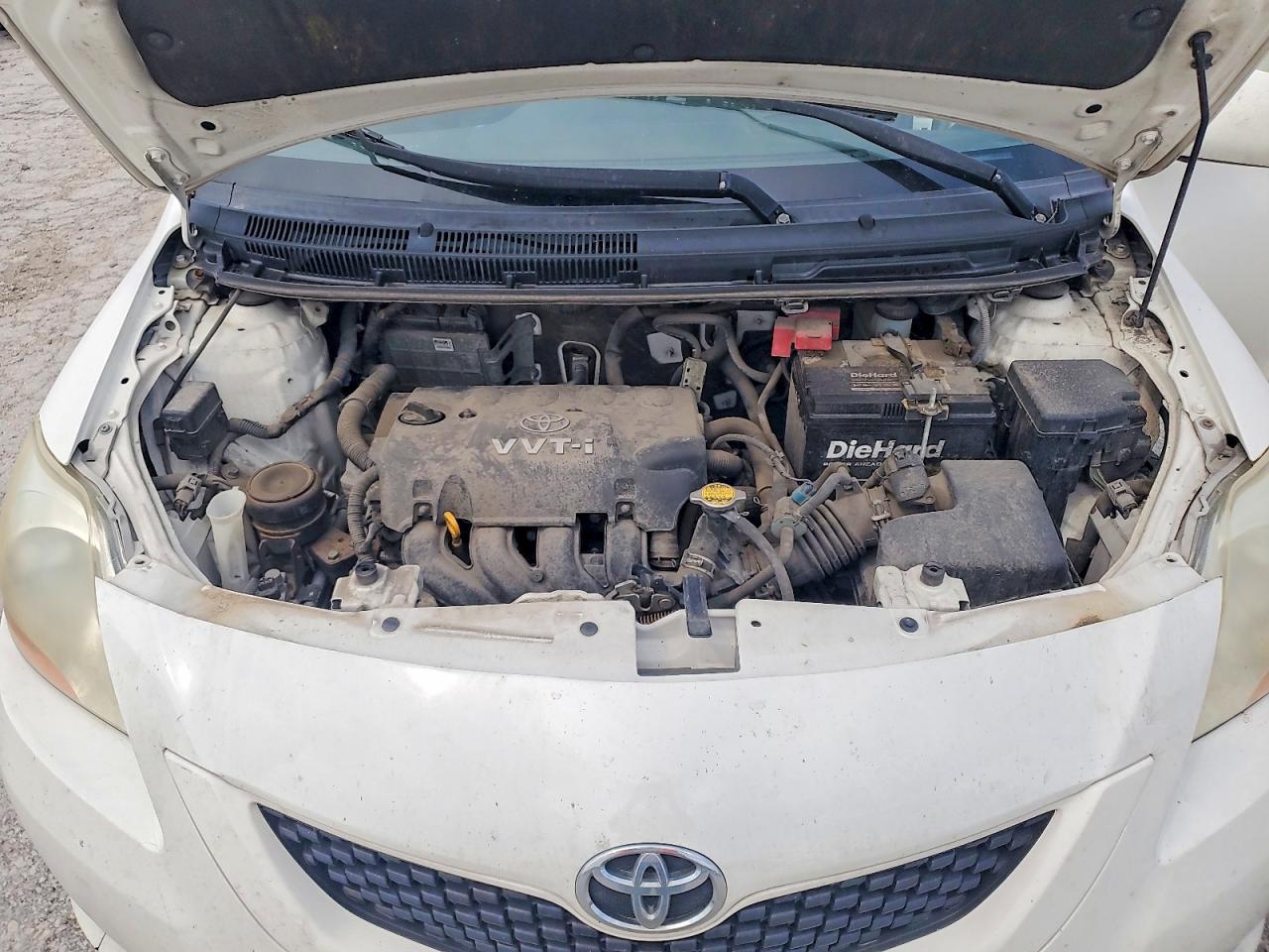 2010 Toyota Yaris Base White vin: JTDBT4K38A4074209