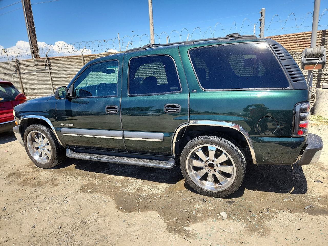 2002 Chevrolet Tahoe C1500 Green vin: 1GNEC13V82R222219