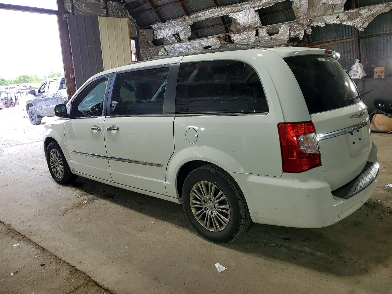 2015 Chrysler Town & Country Touring L White vin: 2C4RC1CG5FR539872