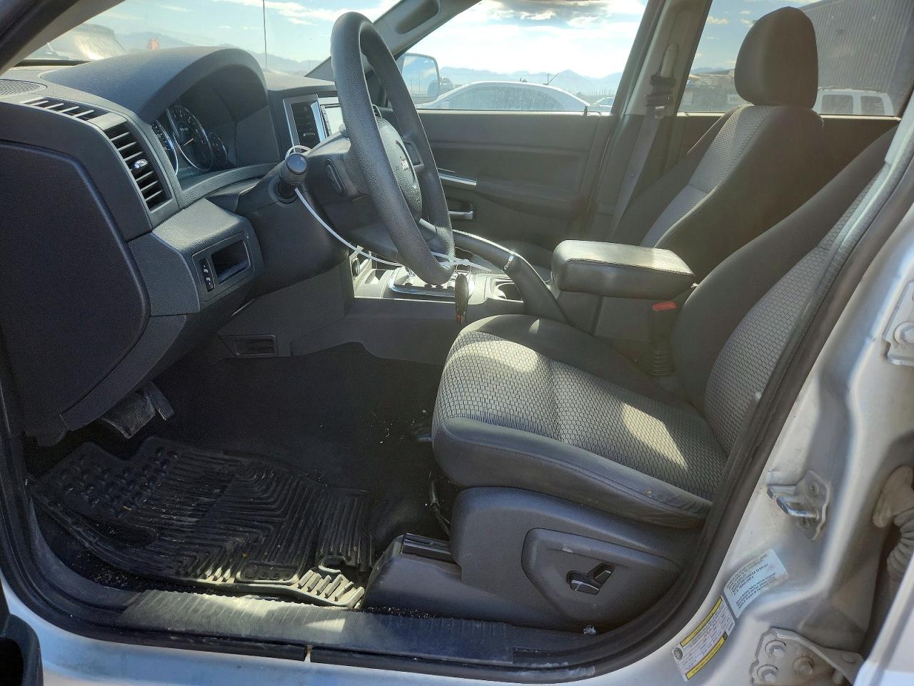 2009 Jeep Grand Cherokee Laredo Silver vin: 1J8GR48K89C549550