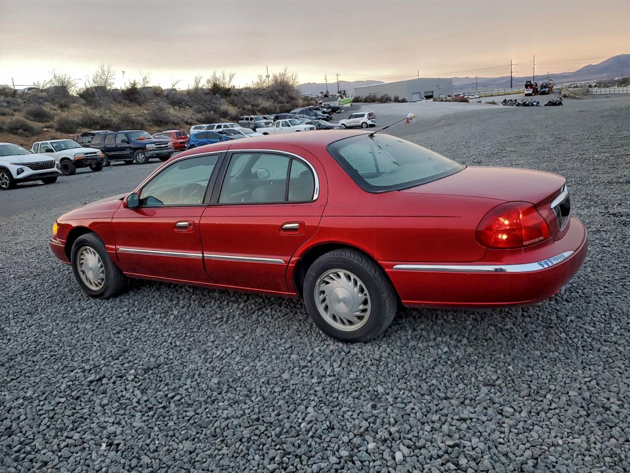 1998 Lincoln Continental Red vin: 1LNFM97V8WY605717