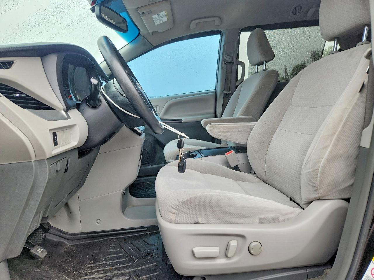 2015 Toyota Sienna Le Black vin: 5TDJK3DCXFS097167