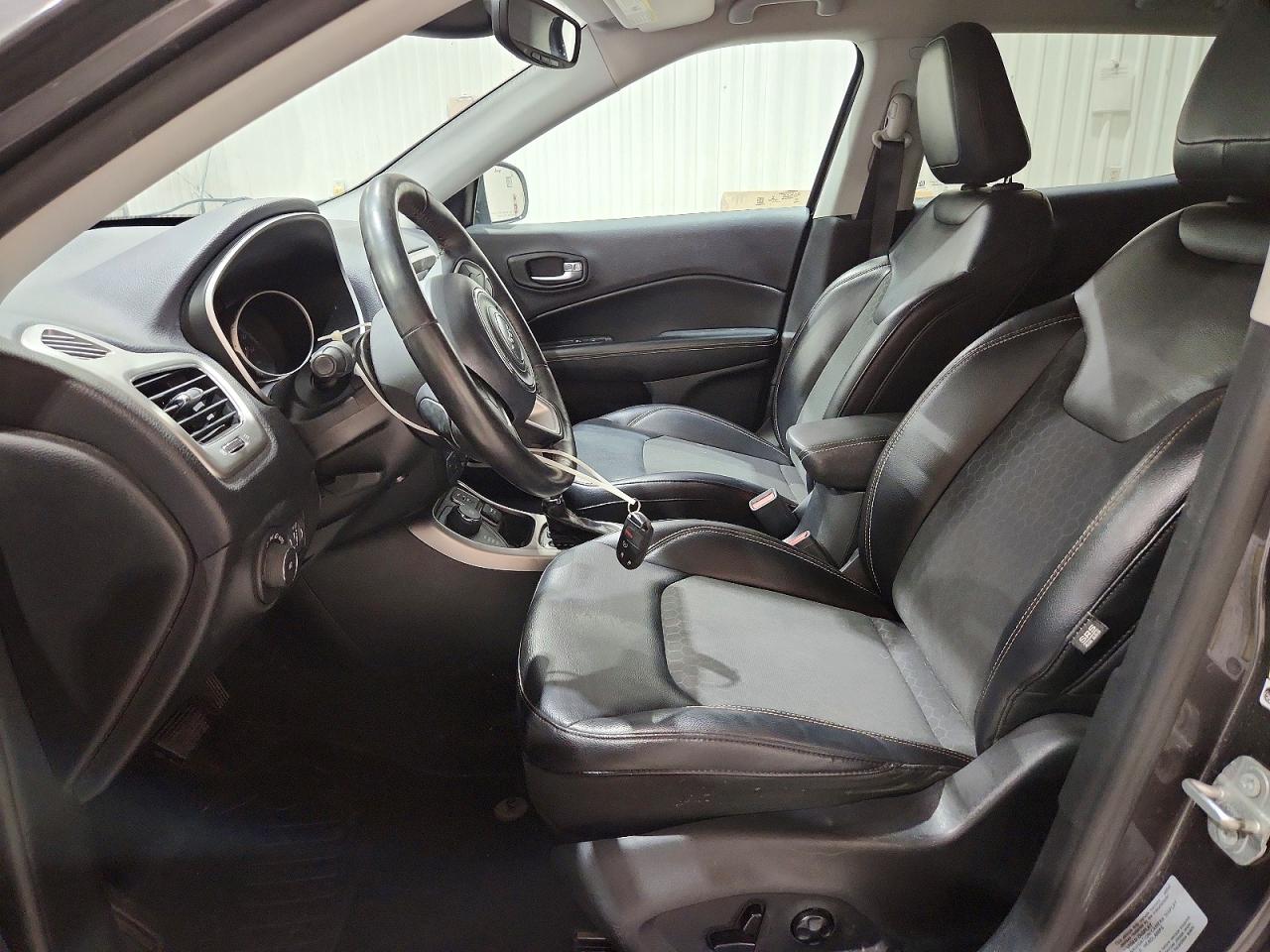 2017 Jeep Compass Latitude Серый vin: 3C4NJDBB3HT629176