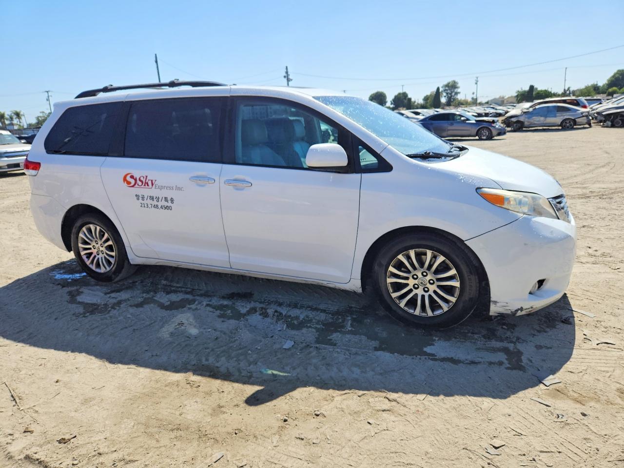 2011 Toyota Sienna Xle 8-passenger White vin: 5TDYK3DC7BS021513