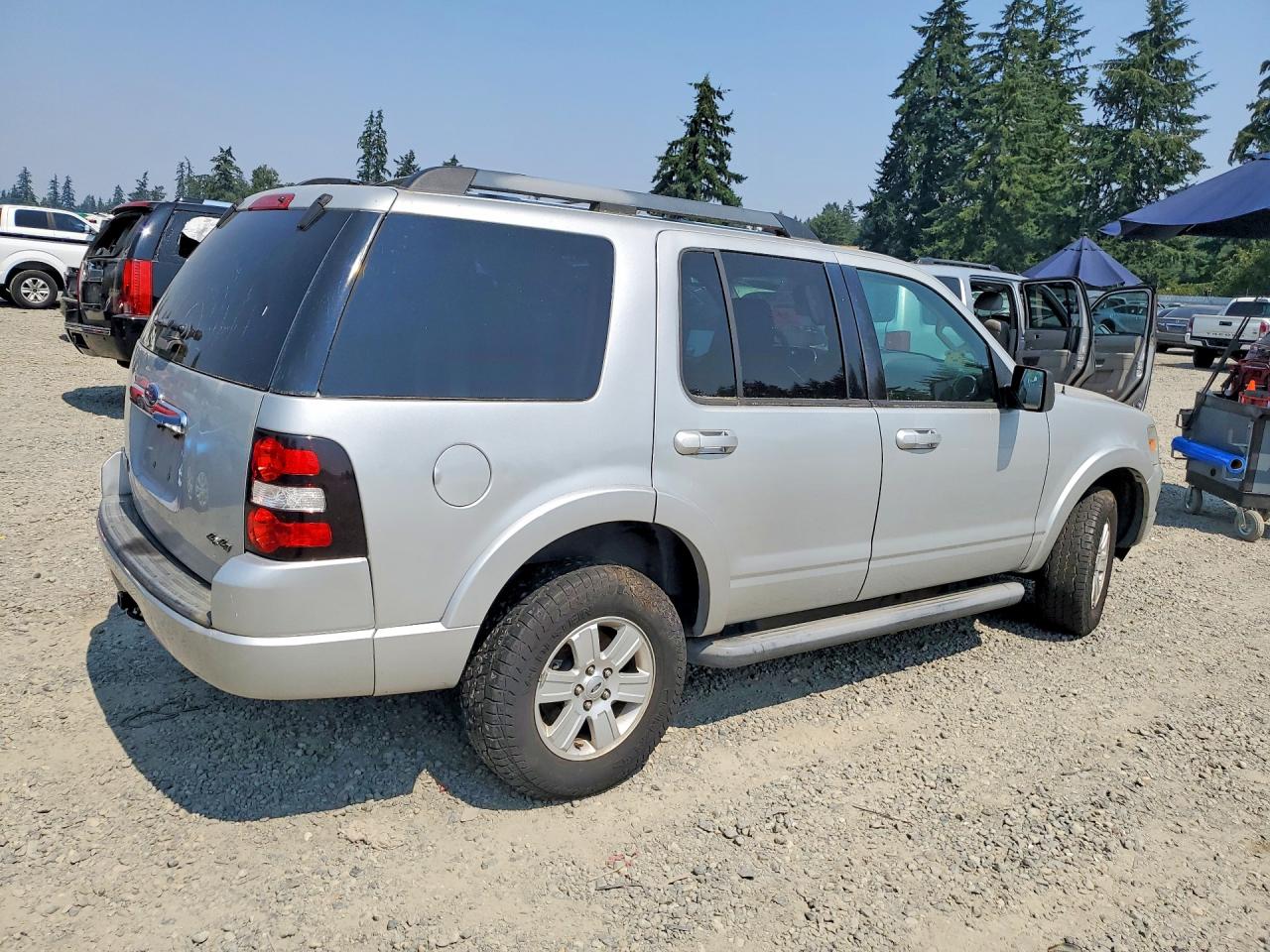2010 Ford Explorer Xlt Silver vin: 1FMEU7DE9AUA28409