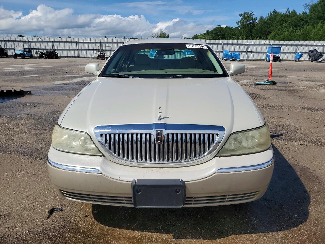 2006 Lincoln Town Car Signature Two Tone vin: 1LNHM81V76Y626893