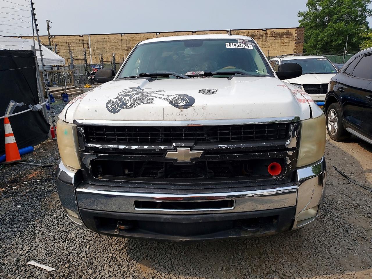 2007 Chevrolet Silverado C2500 Heavy Duty White vin: 1GCHC29K67E572262
