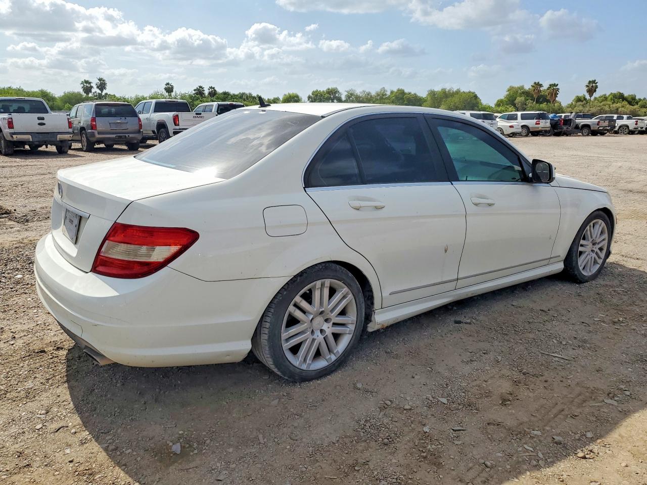 2009 Mercedes-benz C 300 White vin: WDDGF54X89R052511