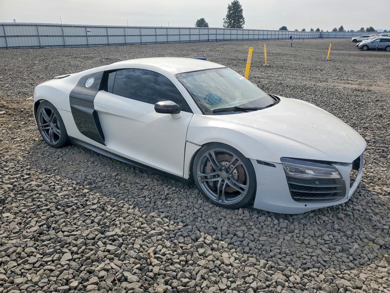 2015 Audi R8 5.2 Plus Quattro White vin: WUAKNAFG7F7001816