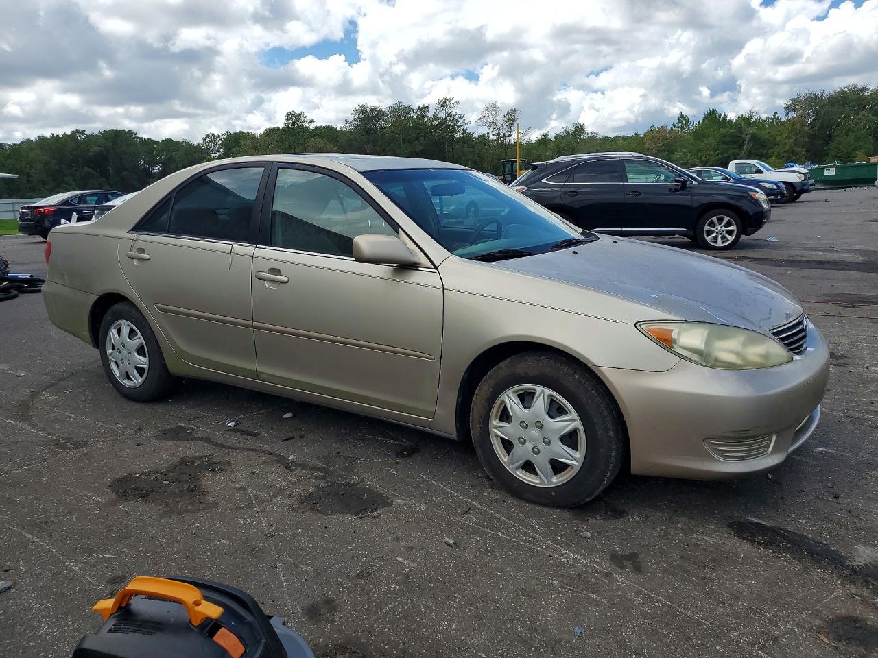 2005 Toyota Camry Le Gold vin: 4T1BE32K35U393322