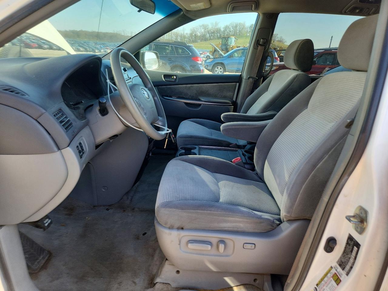 2007 Toyota Sienna Le 7-passenger White vin: 5TDZK23C47S032248