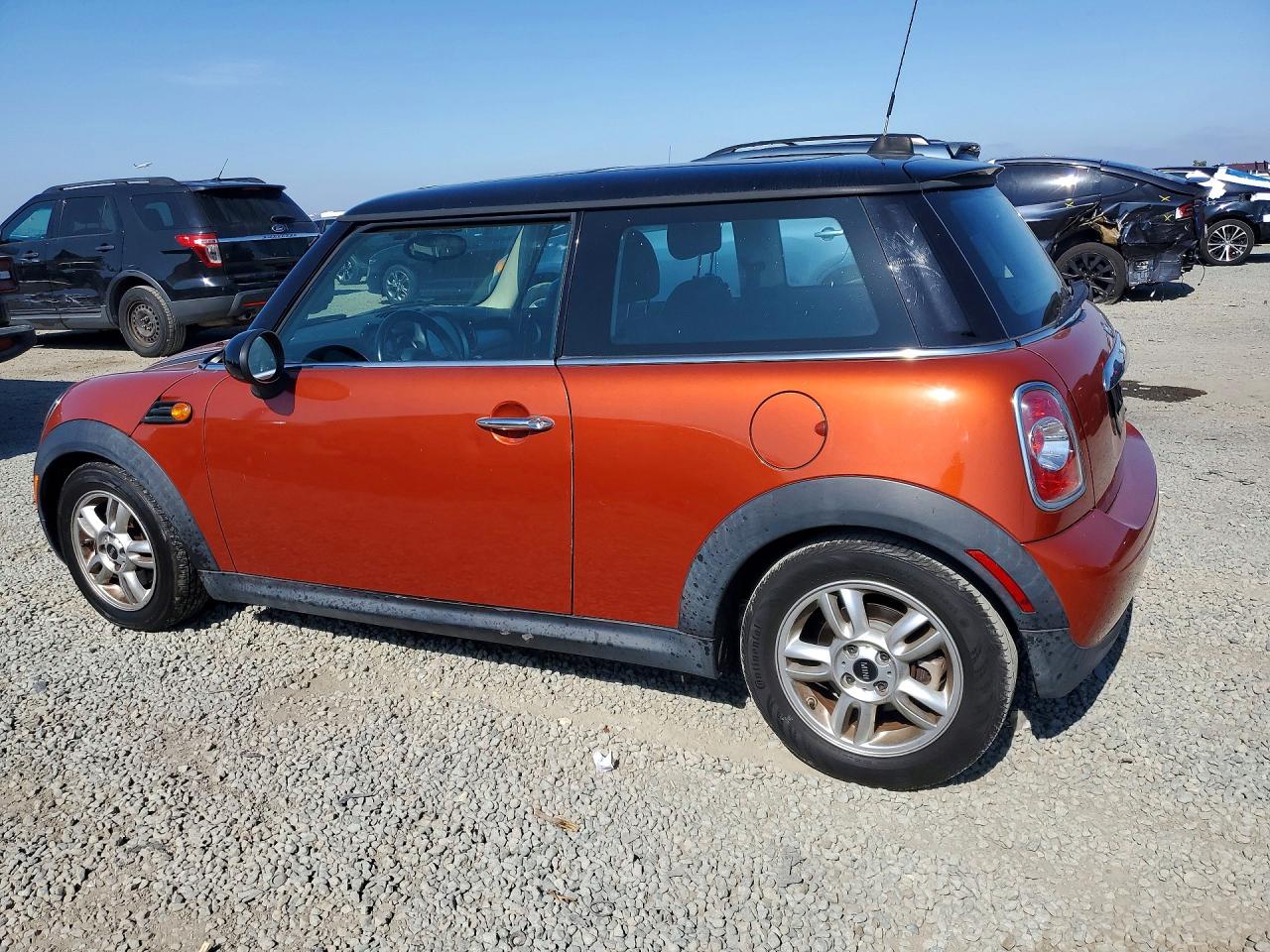 2013 Mini Cooper Two Tone vin: WMWSU3C54DT678452