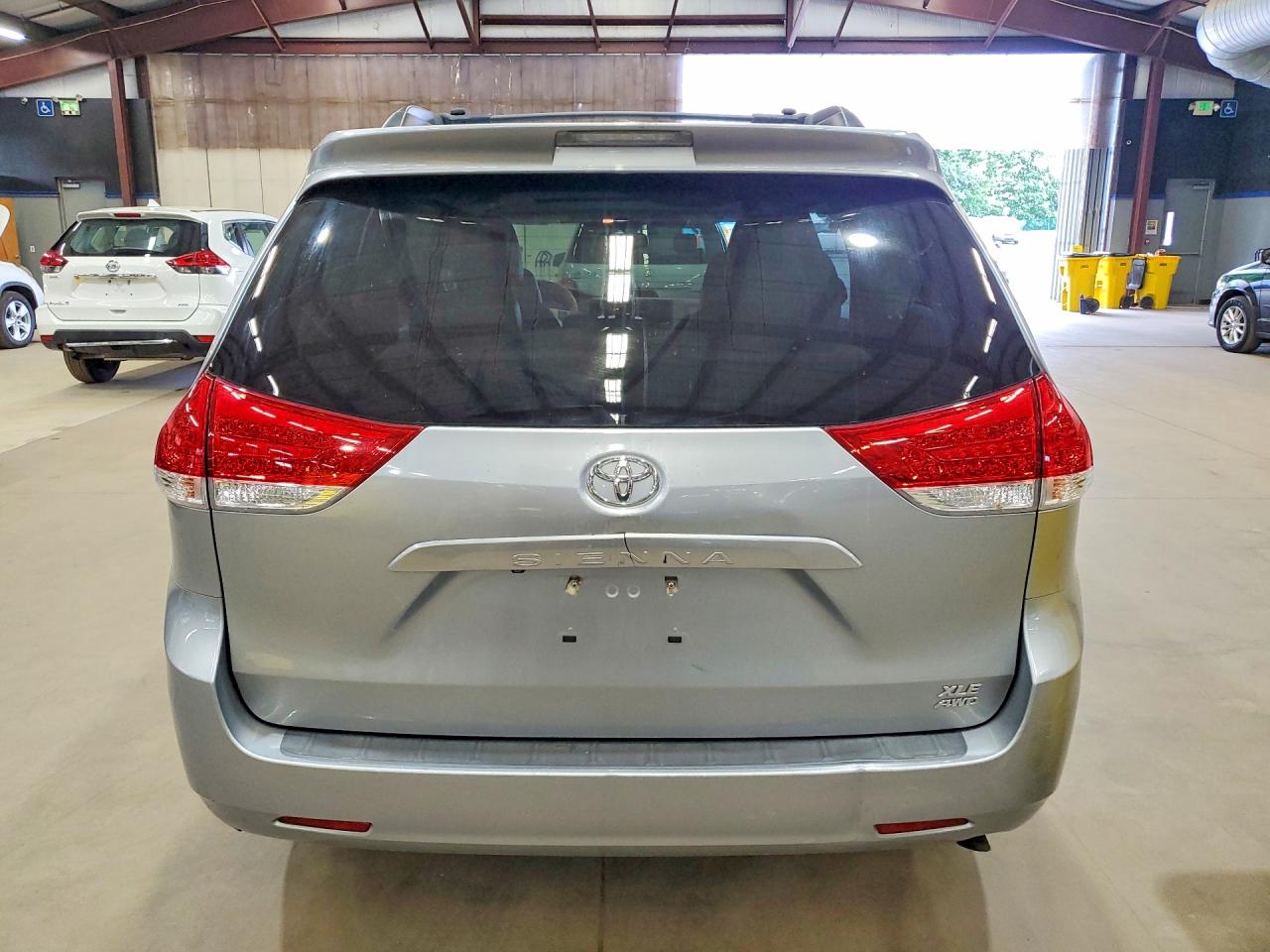 2013 Toyota Sienna Xle 7-passenger Silver vin: 5TDDK3DC6DS053919