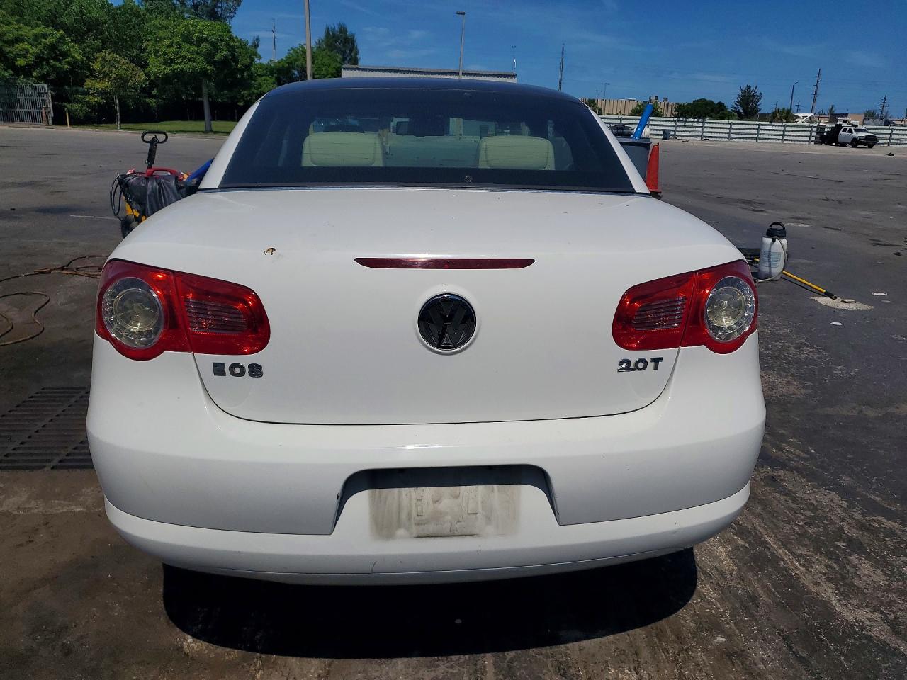 2010 Volkswagen Eos Lux White vin: WVWFA7AH7AV025406