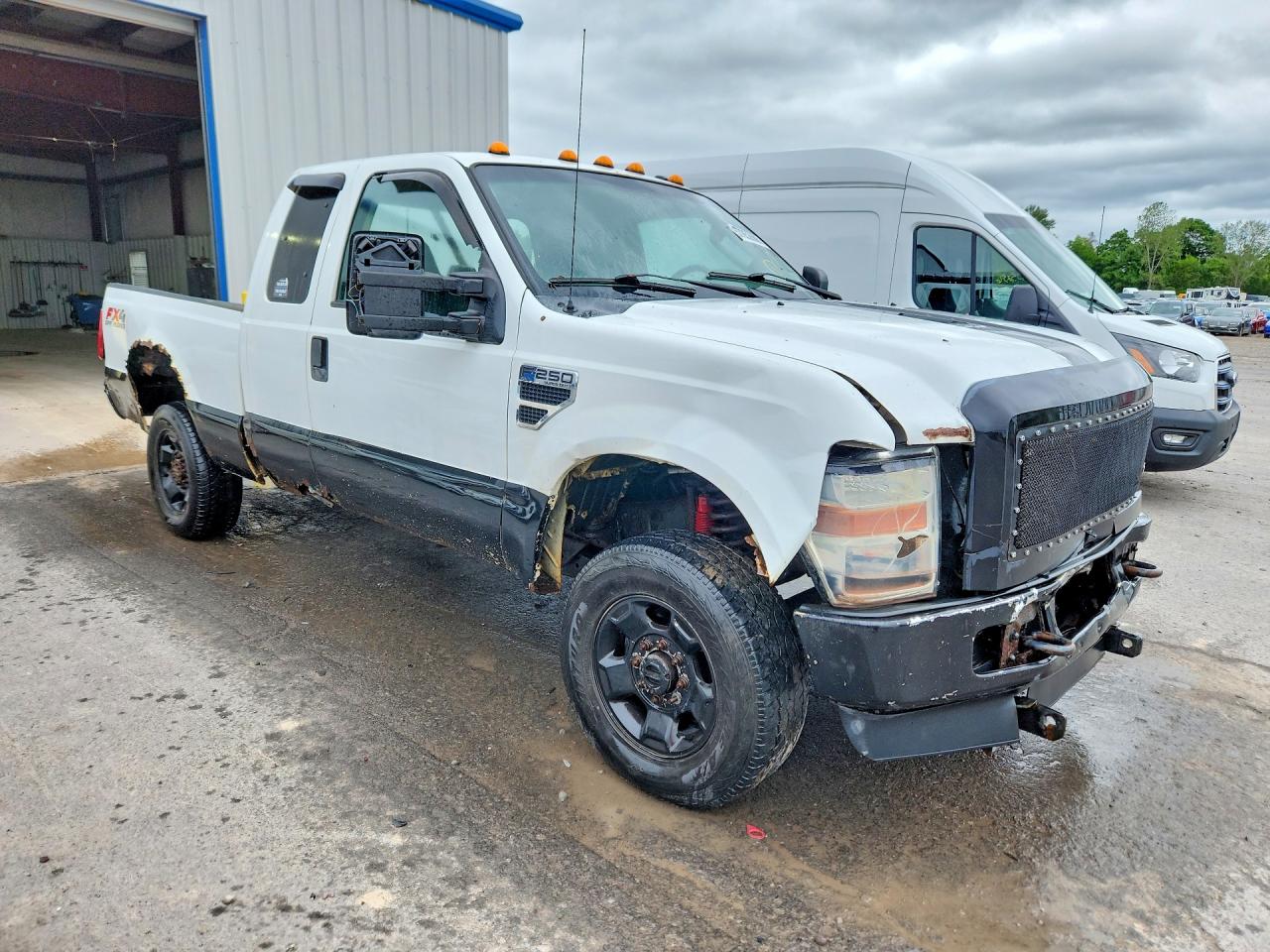 2010 Ford F250 Super Duty White vin: 1FTSX2B56AEB32502