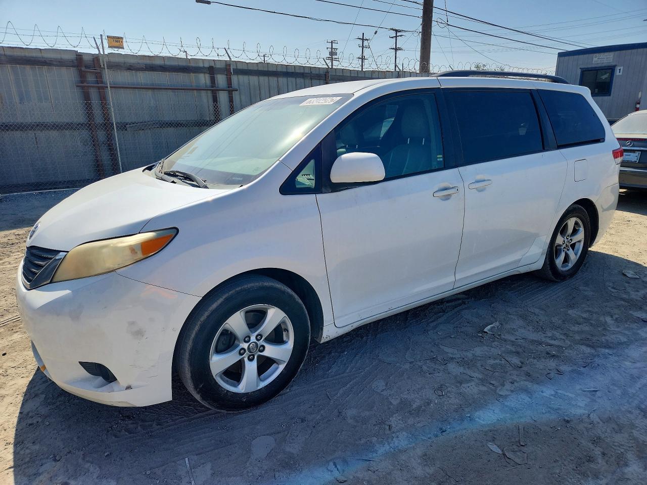 2011 Toyota Sienna Le White vin: 5TDKK3DCXBS041518