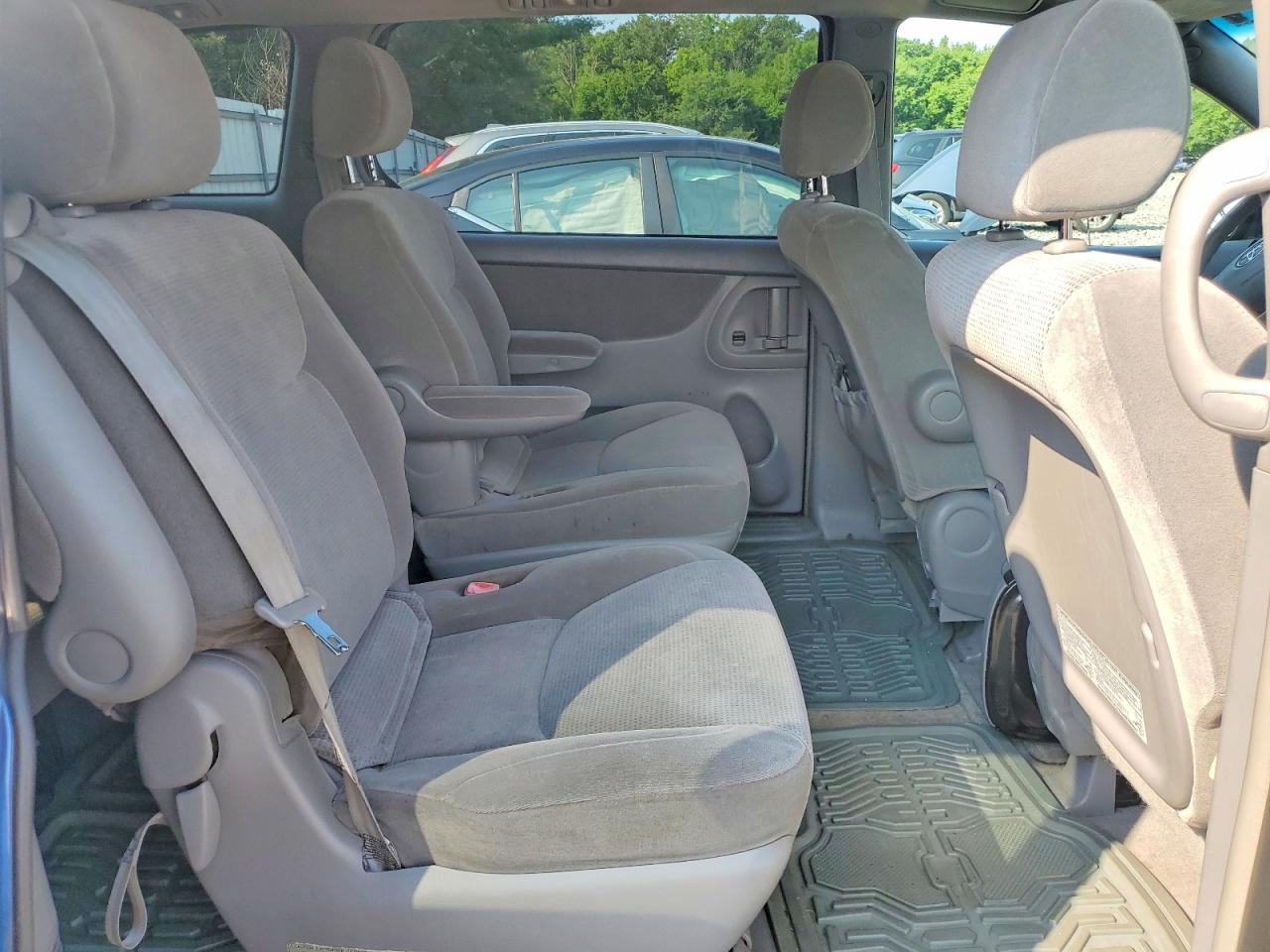 2004 Toyota Sienna Le 7 Passenger Blue vin: 5TDZA23C84S187769