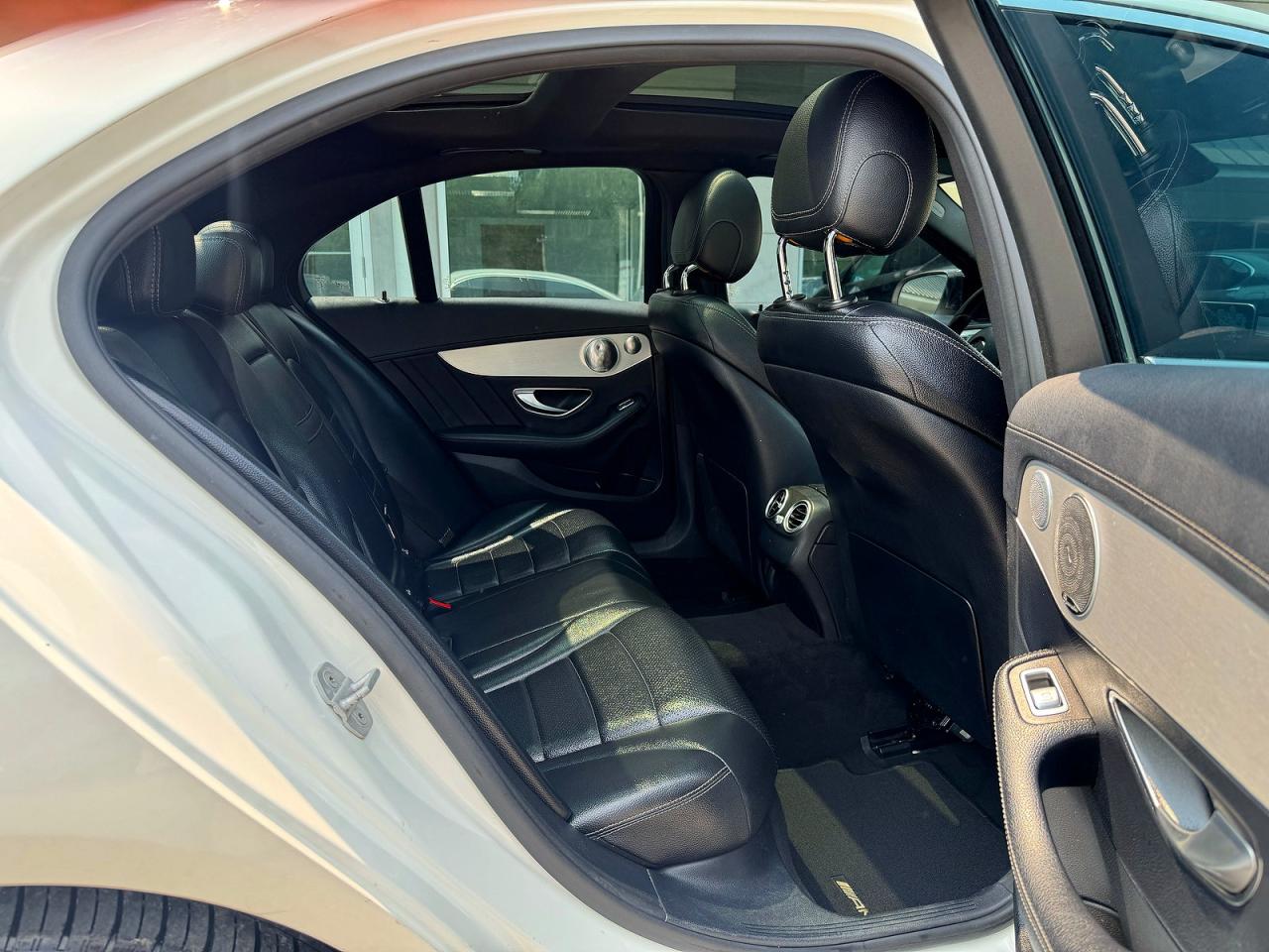2015 Mercedes-benz C 300 4matic White vin: 55SWF4KB9FU000313
