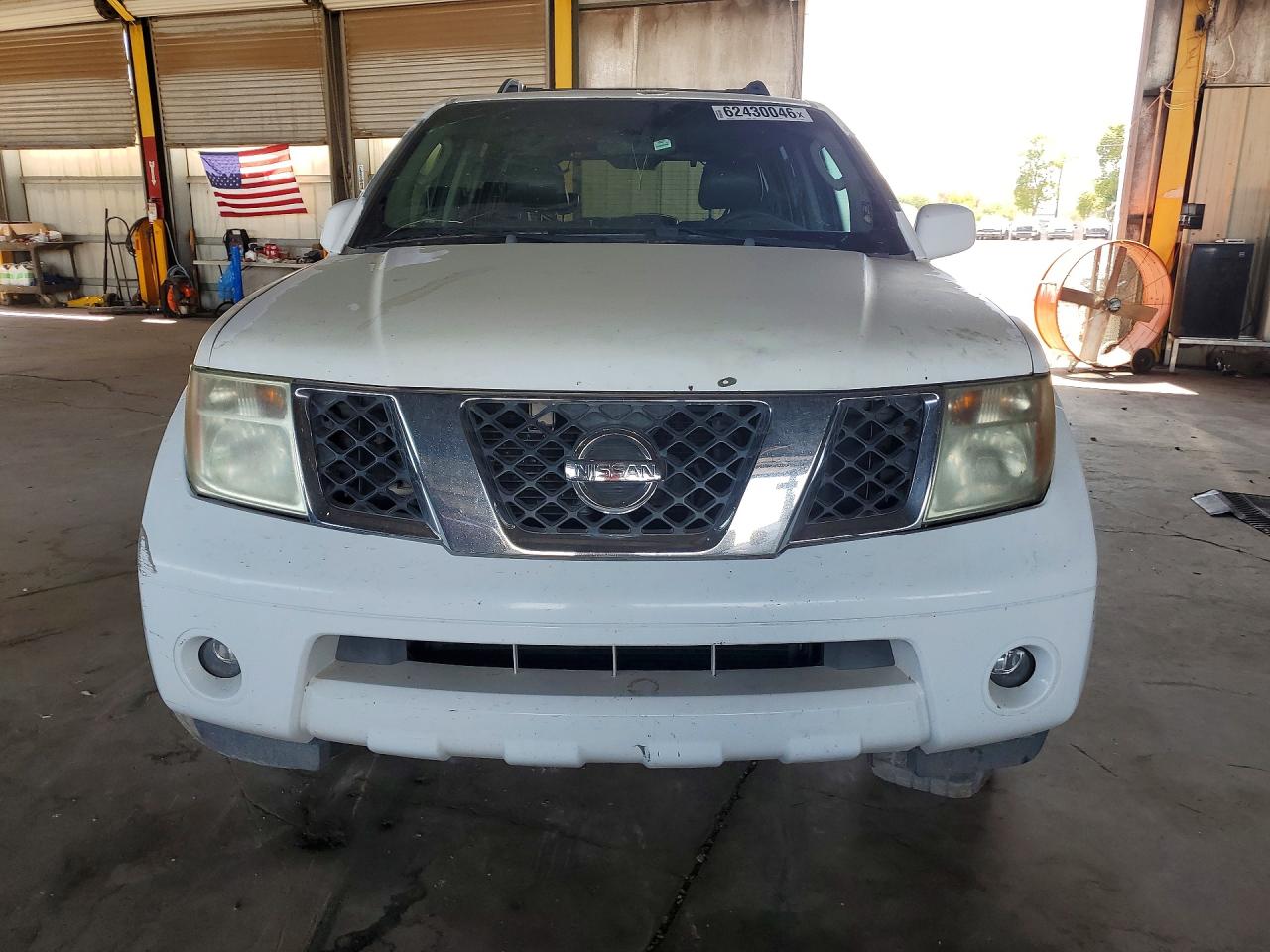 2005 Nissan Pathfinder Xe White vin: 5N1AR18U35C714200