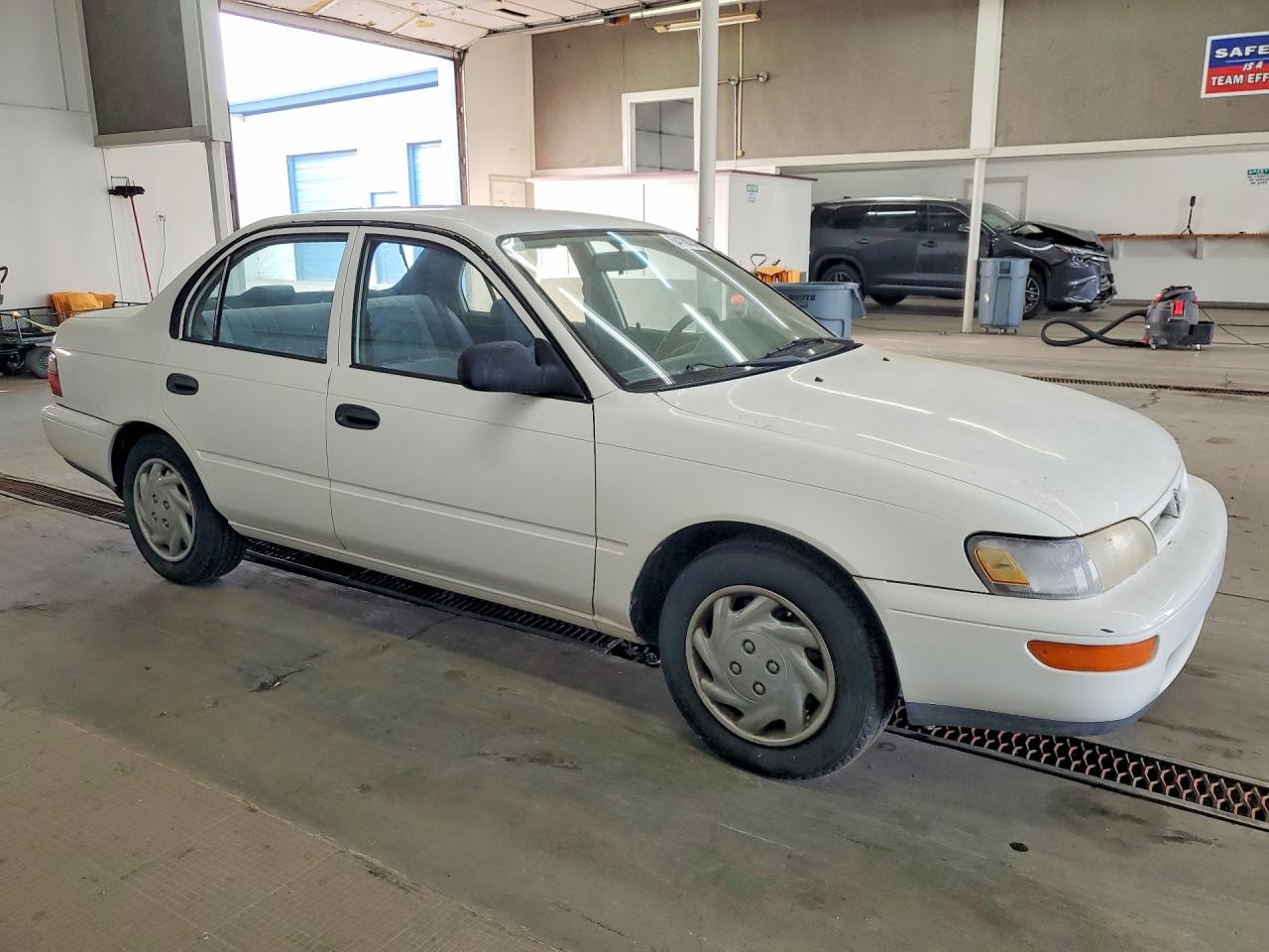 1996 Toyota Corolla Base White vin: 2T1BA02E5TC112172