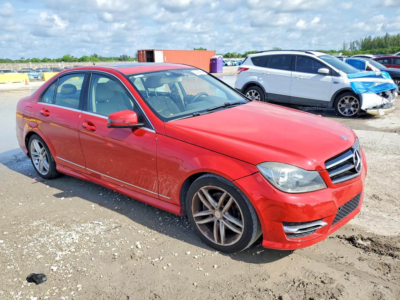 2014 Mercedes-benz C 250 Красный vin: WDDGF4HB6ER307790