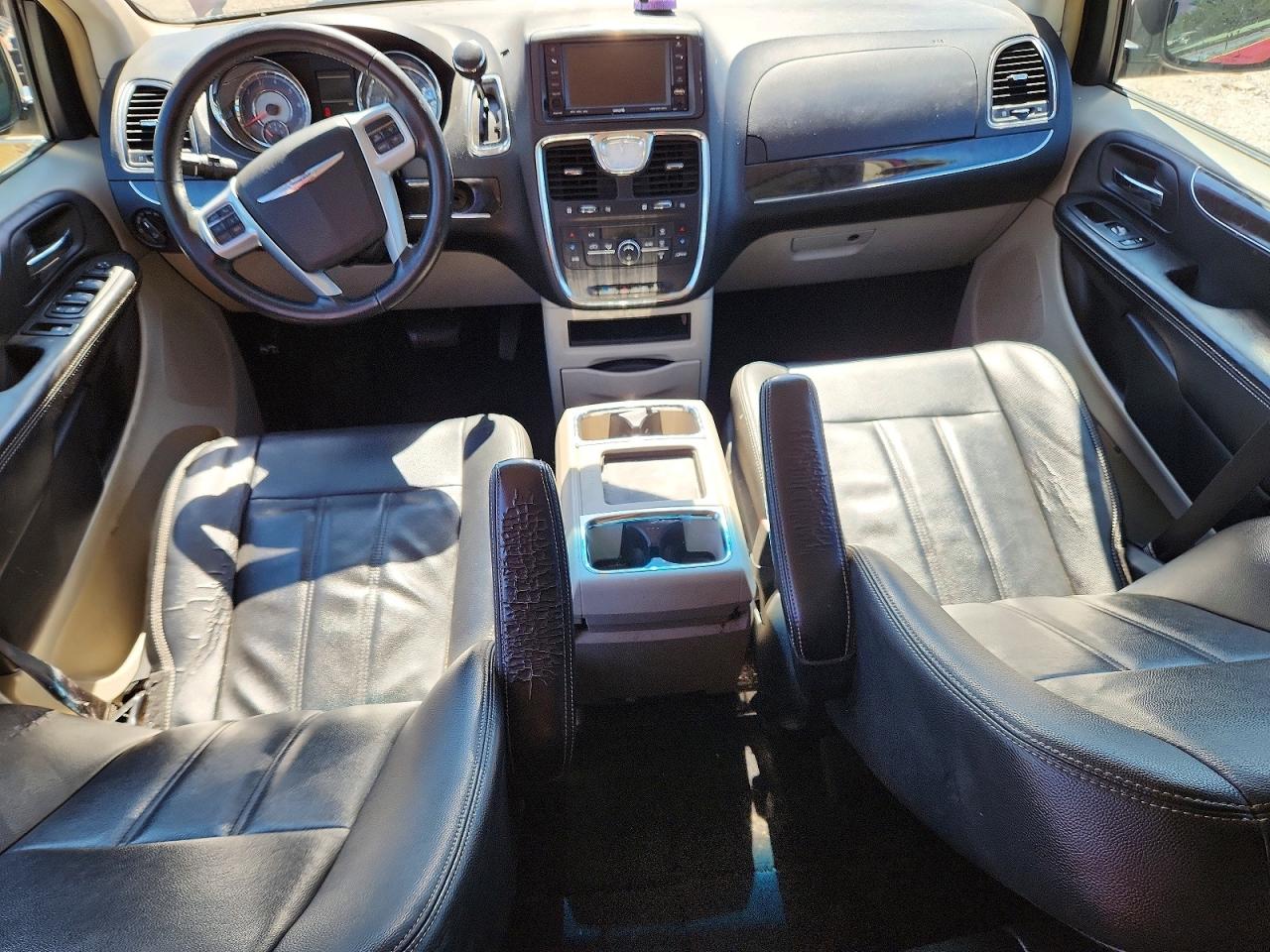 2014 Chrysler Town & Country Touring Red vin: 2C4RC1BG2ER160120