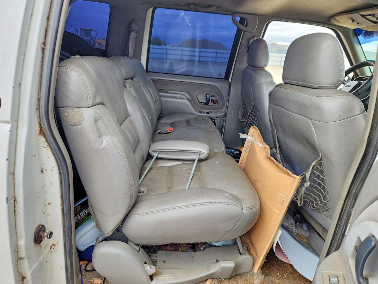 1999 Chevrolet Suburban K2500 White vin: 1GNGK26J5XJ489687
