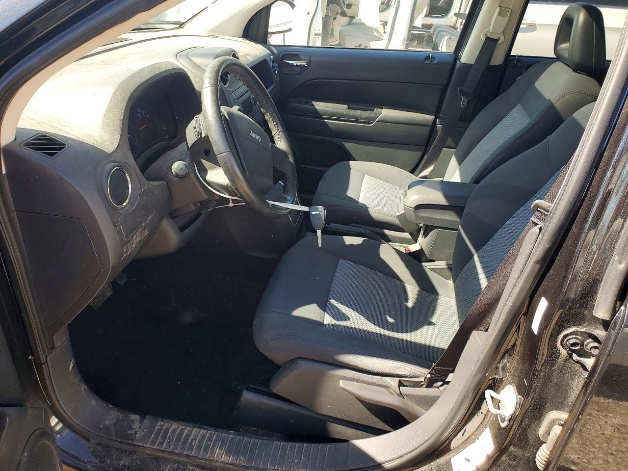 2009 Jeep Compass Sport White vin: 1J4FF47B29D107364