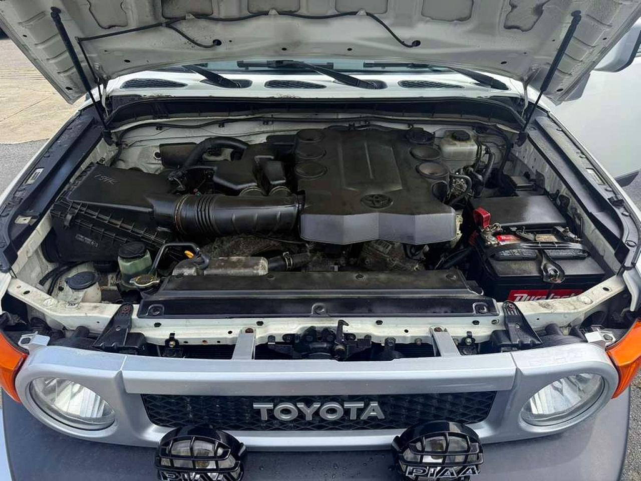 2012 Toyota Fj Cruiser Base White vin: JTEBU4BF1CK147907