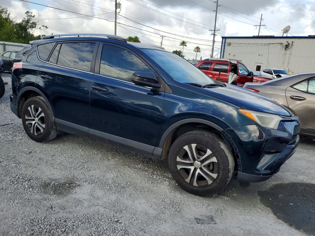 2018 Toyota Rav4 Le Teal vin: JTMZFREV5JJ168386