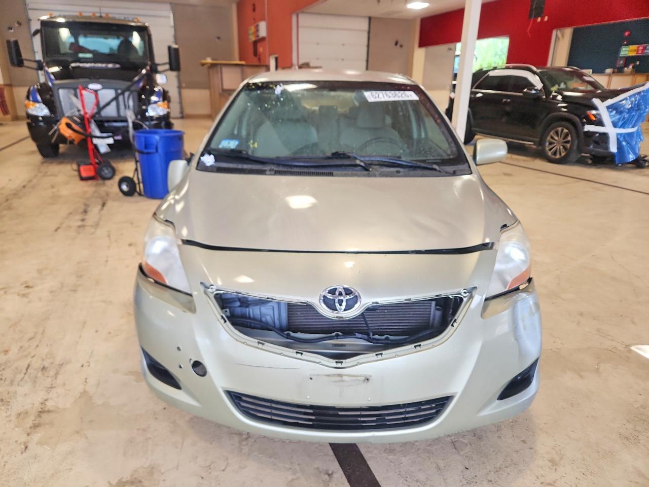 2007 Toyota Yaris Base Gold vin: JTDBT923971108343