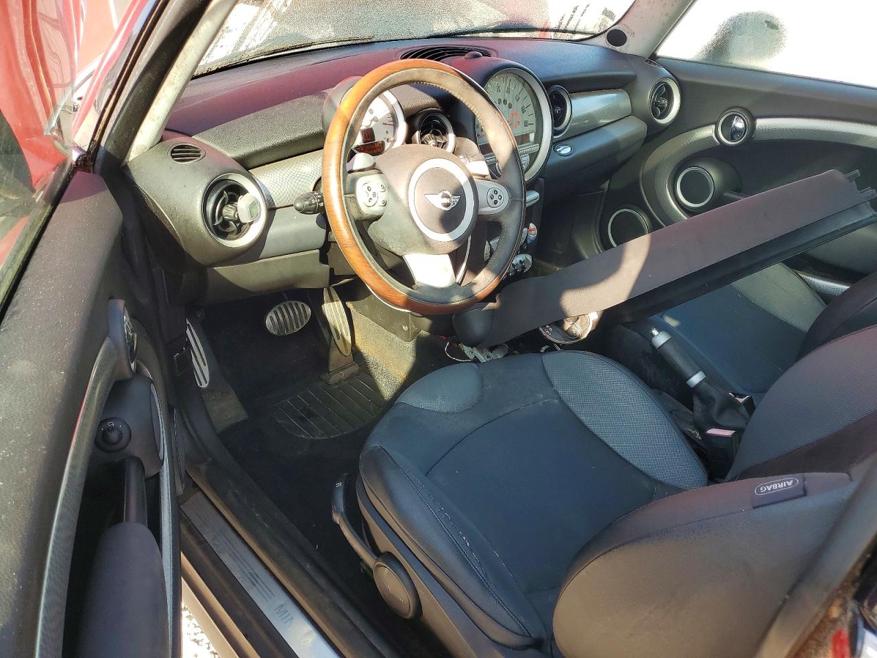 2007 Mini Cooper S Red vin: WMWMF73567TL90253