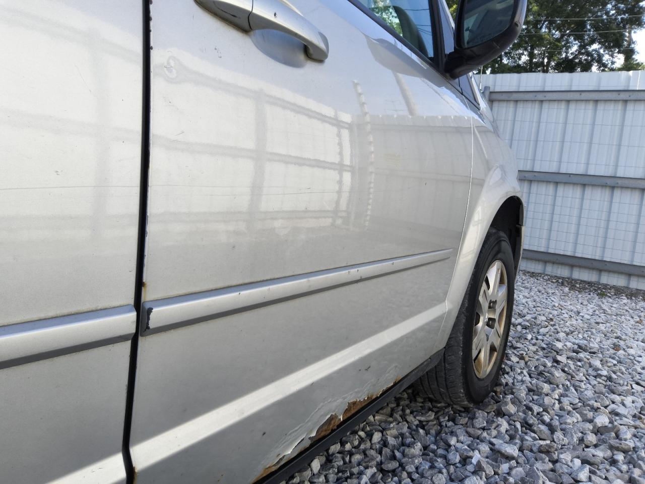 2010 Dodge Grand Caravan Se Серебряный vin: 2D4RN4DE7AR219554 Damage: Right Front Door, Dent(S) W/ Paint Dmg, 1 To 2 Inches