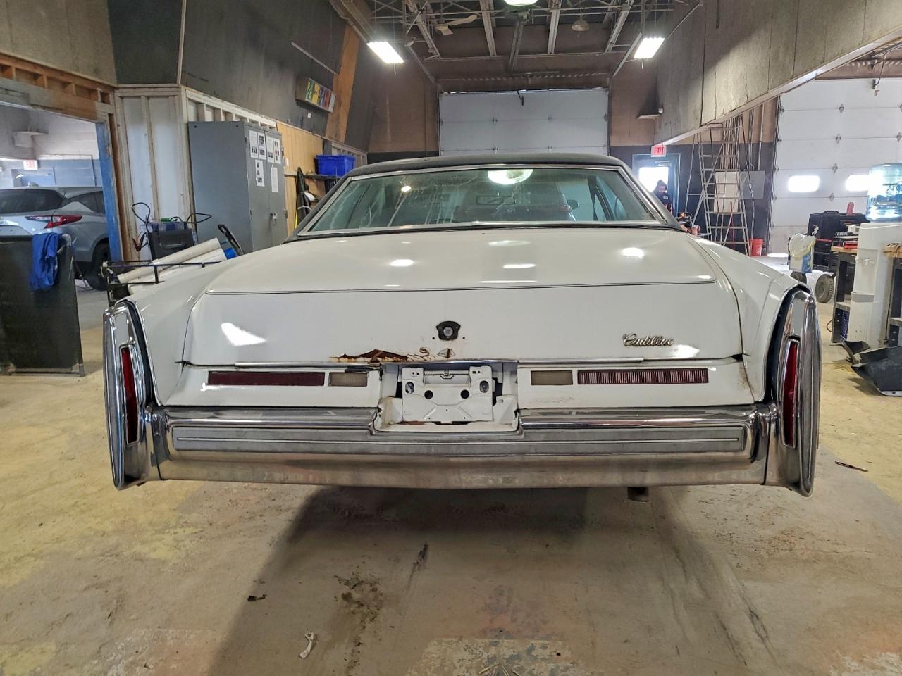 1976 Cadillac Coupe Devi White vin: 6D47S6Q168380