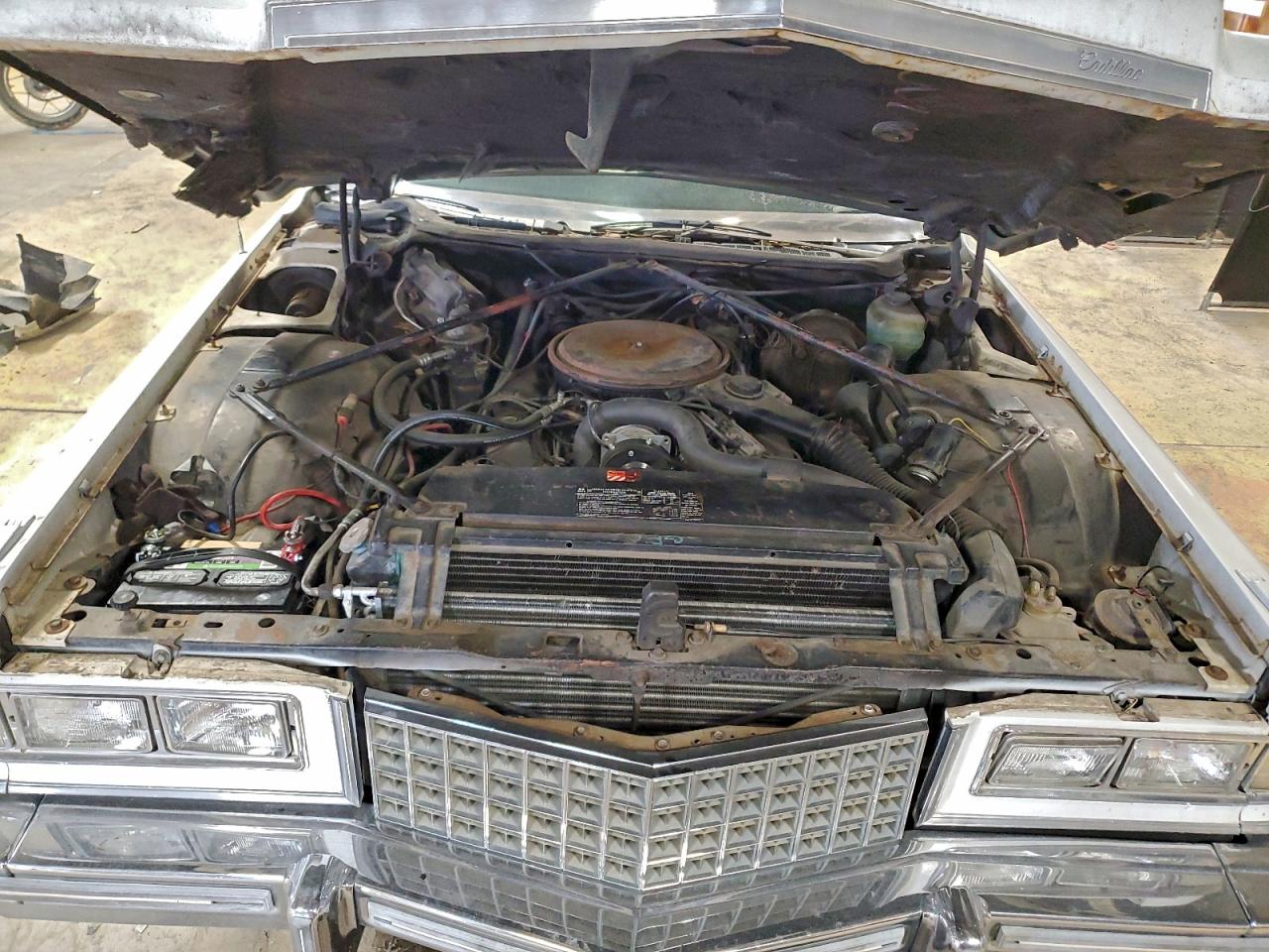 1976 Cadillac Coupe Devi White vin: 6D47S6Q168380