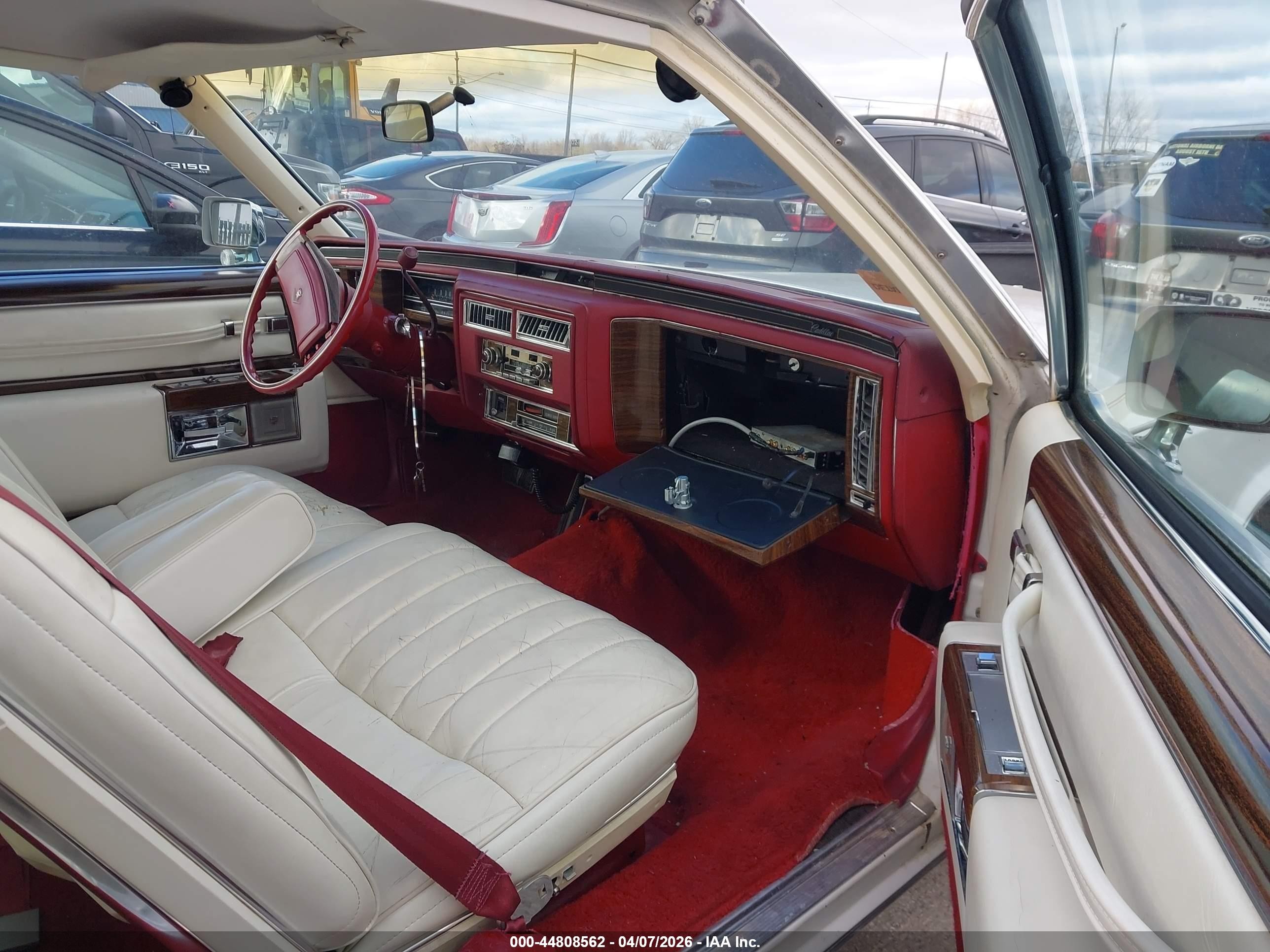 1978 Cadillac Deville Base White vin: 6D47S8E673155    