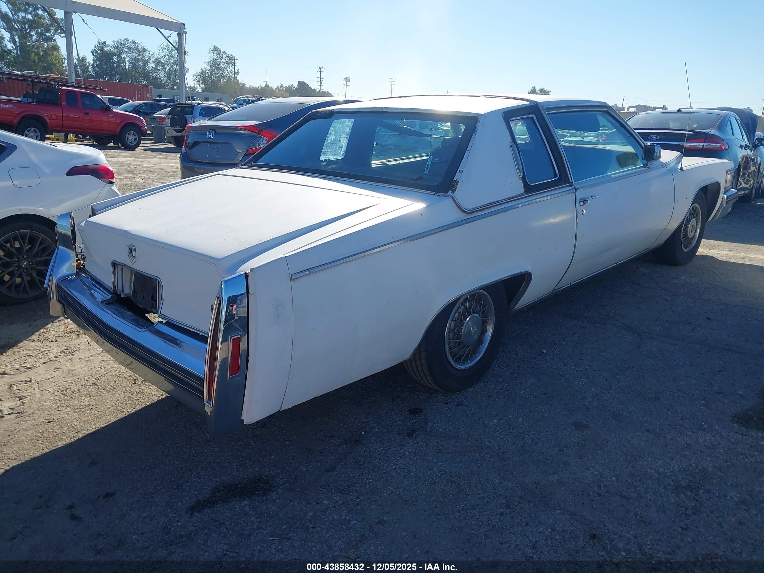 1978 Cadillac Deville   White vin: 6D47S8Q312674    