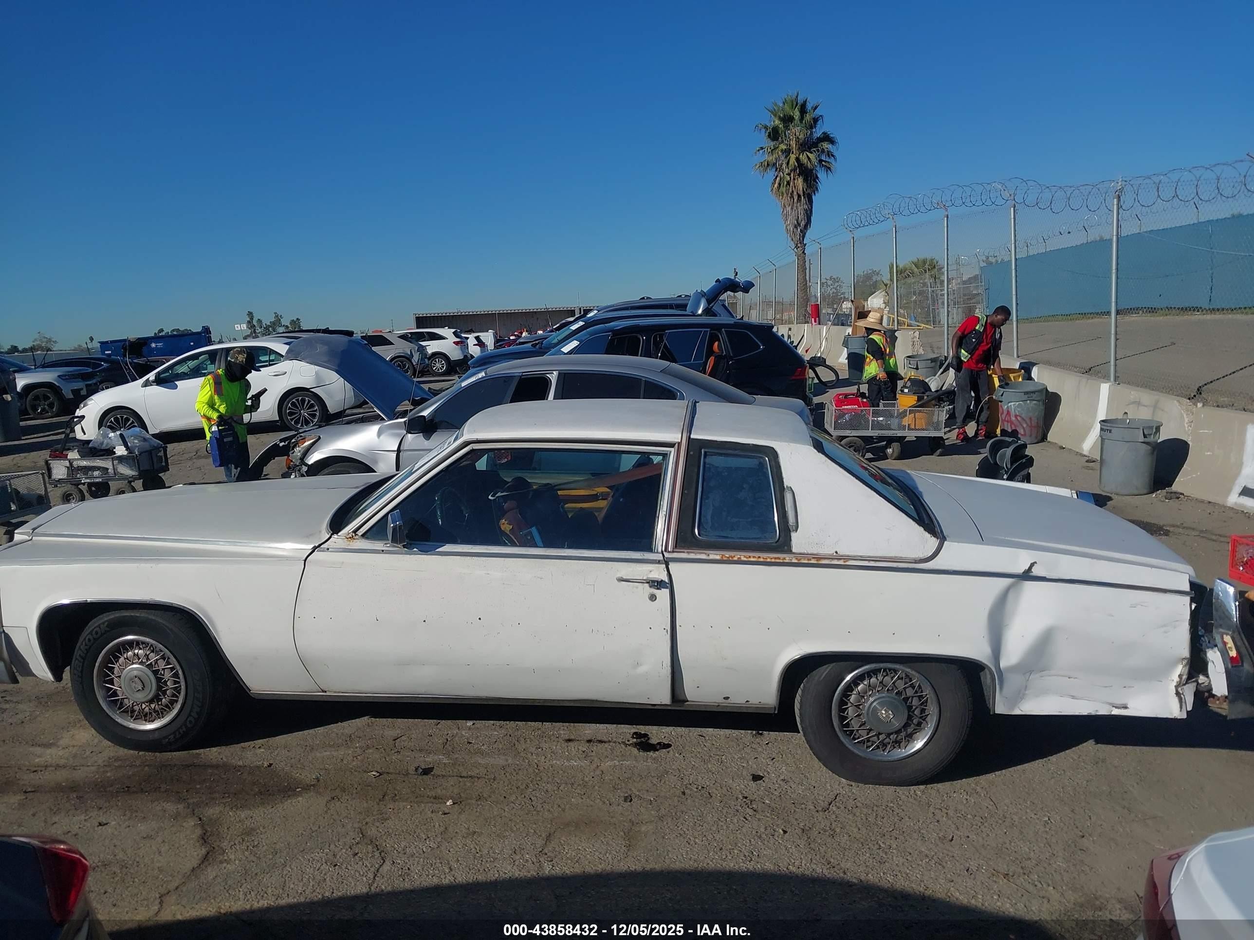 1978 Cadillac Deville   White vin: 6D47S8Q312674    