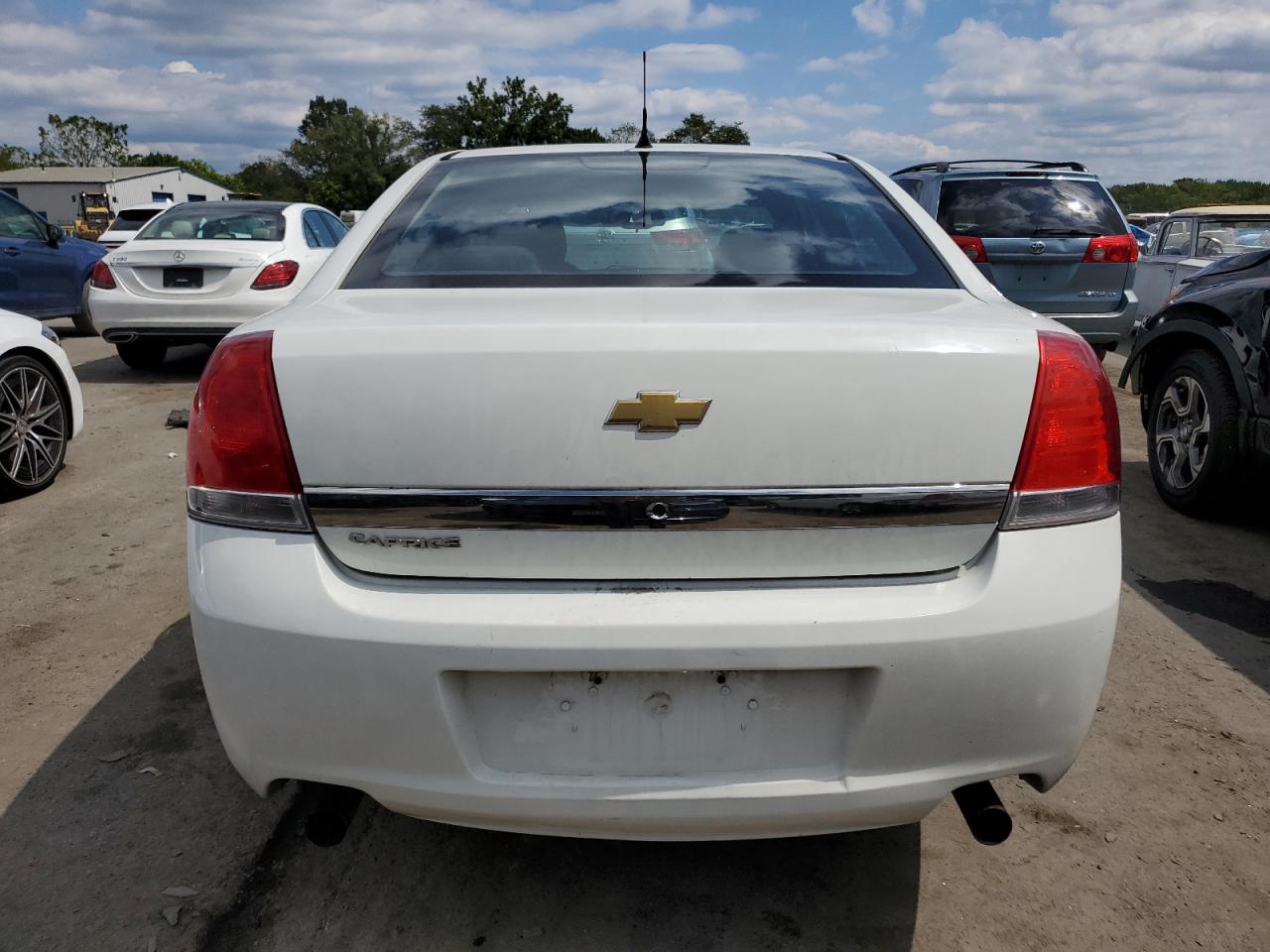 2012 Chevrolet Caprice Police White vin: 6G1MK5R31CL666384