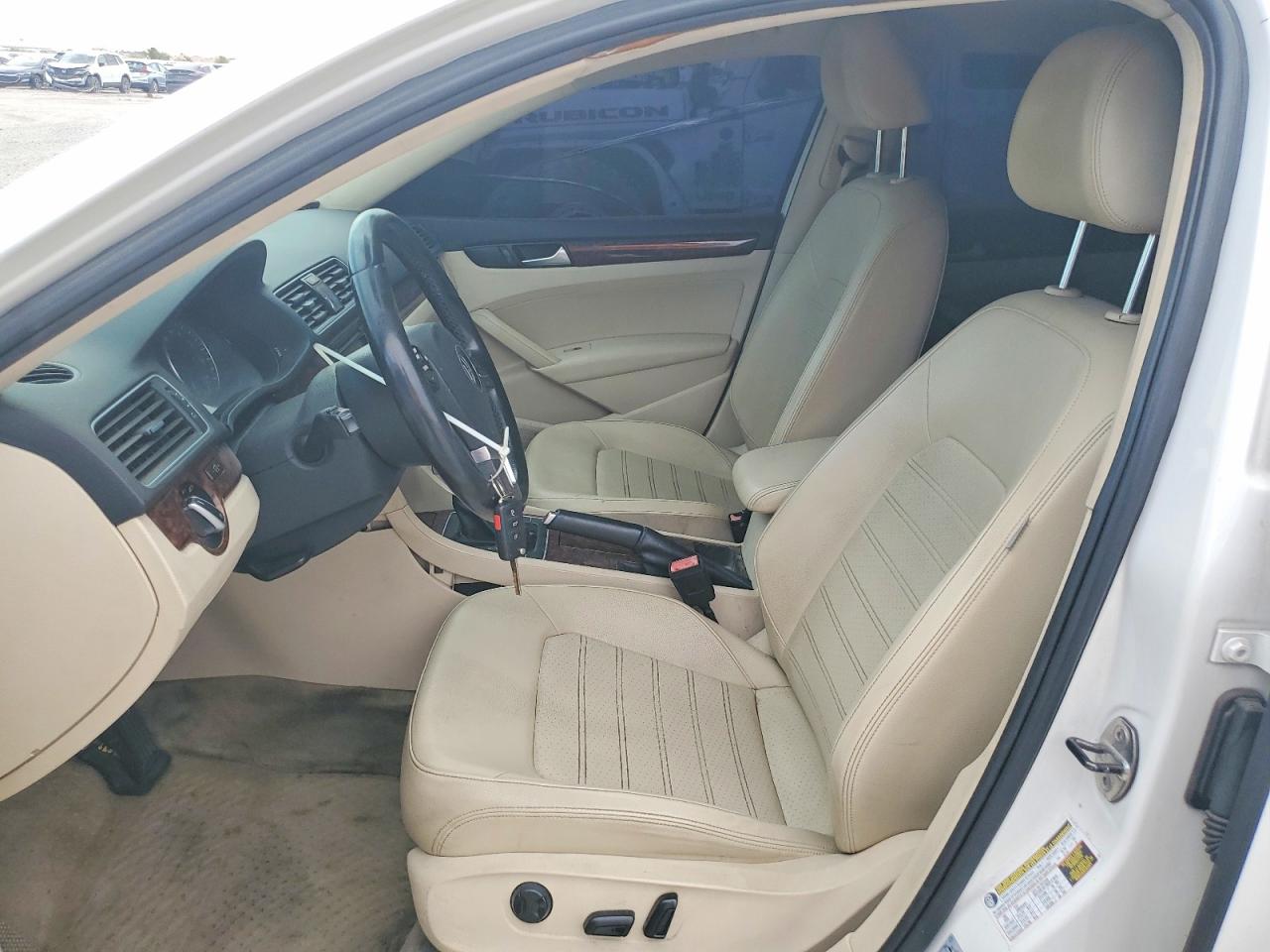 2012 Volkswagen Passat Sel White vin: 1VWCP7A32CC060677