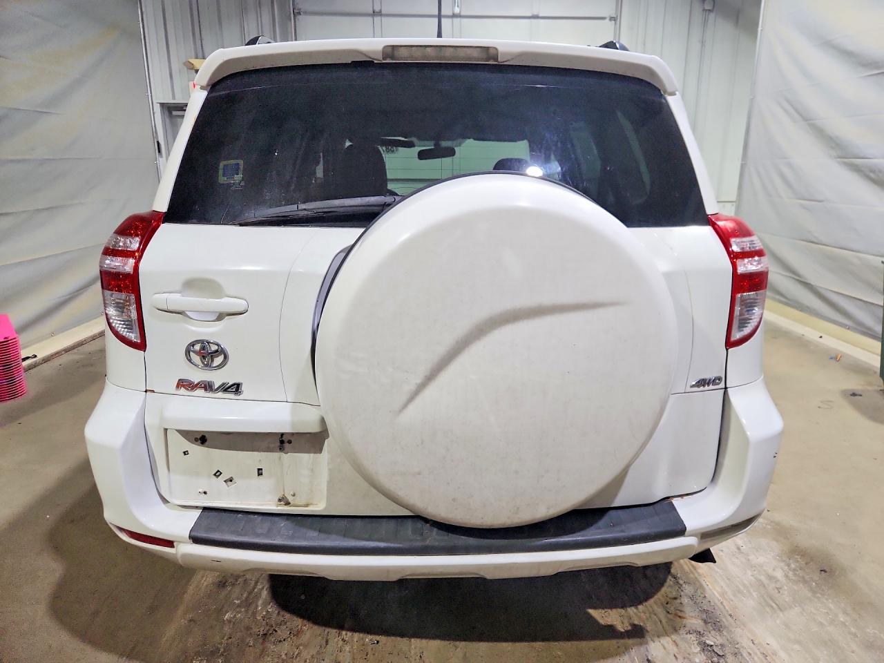 2011 Toyota Rav4 Base White vin: JTMBF4DV0BD042250