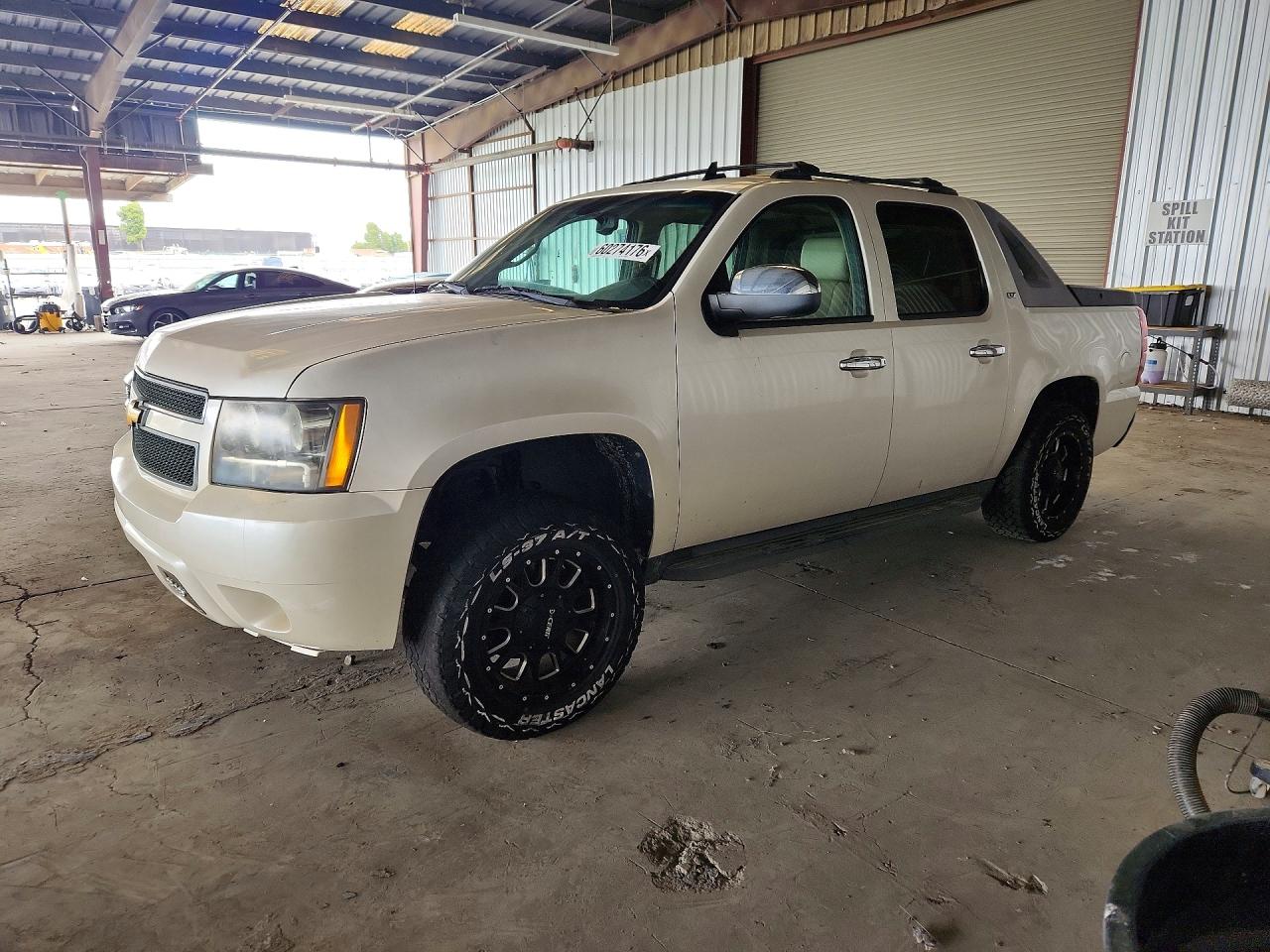 2011 Chevrolet Avalanche Ltz White vin: 3GNMCGE03BG103803