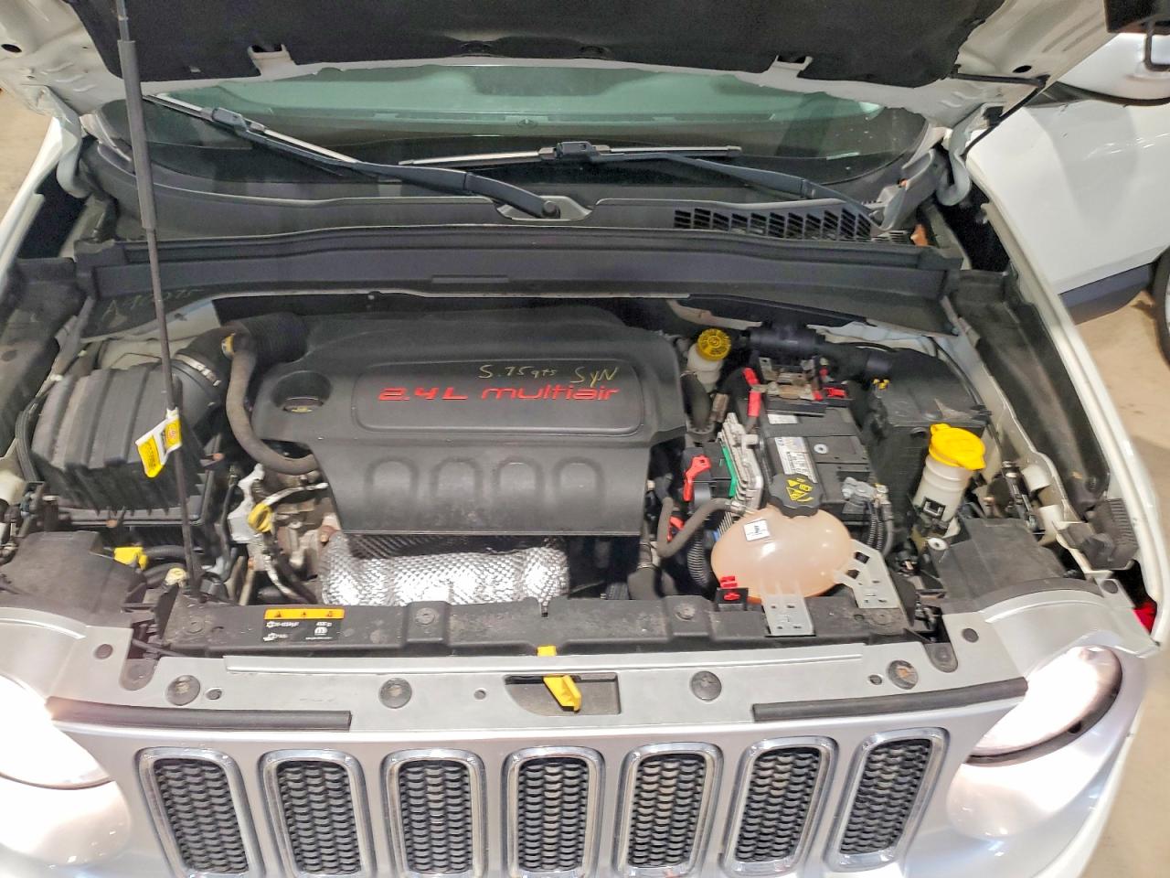 2015 Jeep Renegade Limited White vin: ZACCJBDT3FPC23209