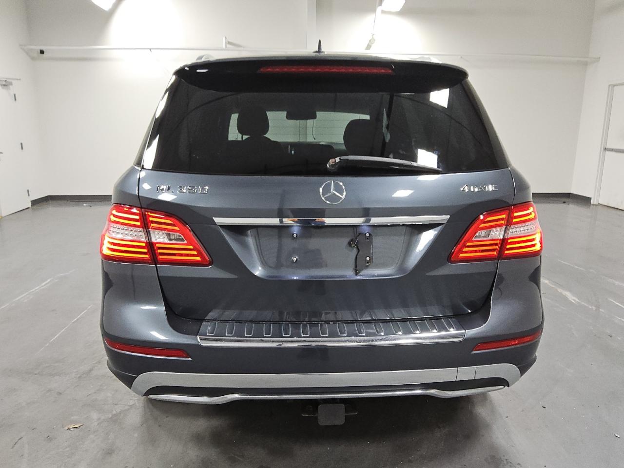 2015 Mercedes-benz Ml 350 4matic Gray vin: 4JGDA5HB9FA593423 Damage: Rear Bumper, Heavy Scratch, 1/2 To 1 Inch